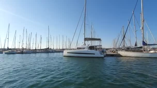 Barcos españoles en Marina Valencia. Vista de los yates en el puerto desde un barco de recreo. Club náutico en España — Vídeos de Stock