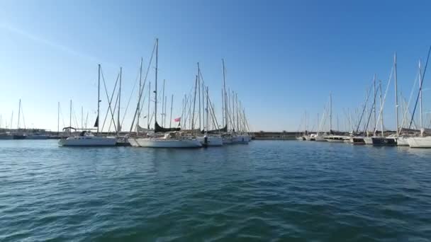 Barcos espanhóis em Marina Valencia. Vista dos iates no porto de um barco de recreio. Clube de iates em Espanha — Vídeo de Stock