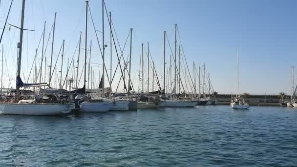 Barcos espanhóis em Marina Valencia. Vista dos iates no porto de um barco de recreio. Clube de iates em Espanha — Vídeo de Stock