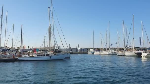 Barcos espanhóis em Marina Valencia. Vista dos iates no porto de um barco de recreio. Clube de iates em Espanha — Vídeo de Stock