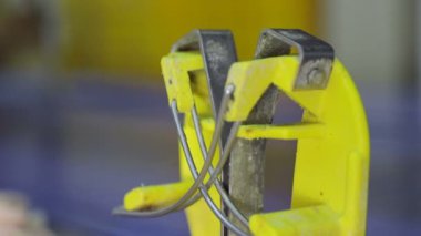 Çalışan, işletmedeki tavuğun kemikleme sırasında bıçağı bilezdir. Bıçağın yakın çekimi keskinleştirme aletinden geçer