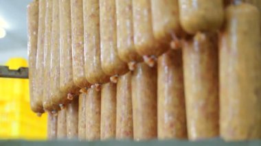 Parti üretim raflarda saklanan pişmiş sosis değildir. Aşağıdan yukarıya doğru bir çeşit sosis