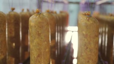 Fırında pişirmeye hazır yeni yapılmış sosis, yakın çekim görünümü. Çiğ, raflarda hazır sosis değil.