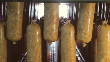 Sadece fırında pişirmeye hazır olan sosis. Çiğ, raflarda hazır sosis değil.