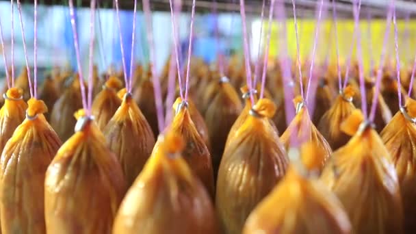 Cierre Lote de salchicha terminada almacenada en los estantes en la producción . — Vídeos de Stock