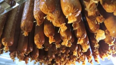 Üretimde raflarda saklanan bitmiş sosis toplu. Aşağıdan yukarıya doğru bir çeşit sosis