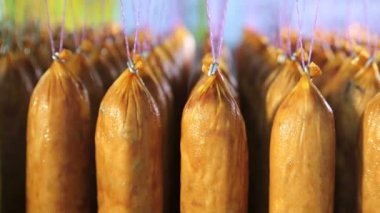 Üretimde raflarda saklanan bitmiş sosis toplu.