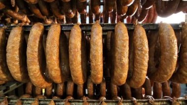 Halkalar şeklinde bitmiş sosis bir parti, üretimraflarda saklanır. Aşağıdan yukarıya doğru bir çeşit sosis