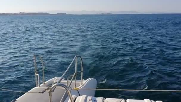 プレジャーボートは海岸から取り除かれる。遊覧船から海岸と山岳地帯までの眺め — ストック動画