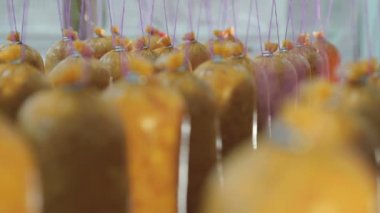 Fırında pişirmeye hazır yeni yapılmış sosis, yakın çekim görünümü. Çiğ, raflarda hazır sosis değil.