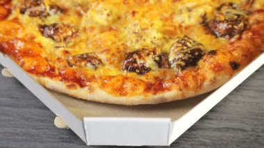 taze pişmiş pizza yakın çekim ile kağıt kutusu kapatma