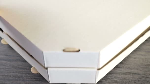Ouvrant une boîte en papier avec un gros plan de pizza fraîchement cuit — Video