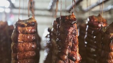 Jambon sosis üretim kurumsal birkaç satır kanca asılı sosis bir tür olarak.