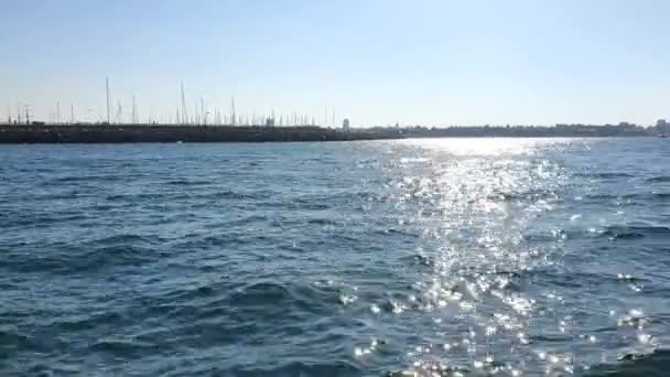 Barco de placer se retira de la orilla. Vista desde el puerto de embarcaciones de recreo y yate en el puerto . — Vídeo de stock