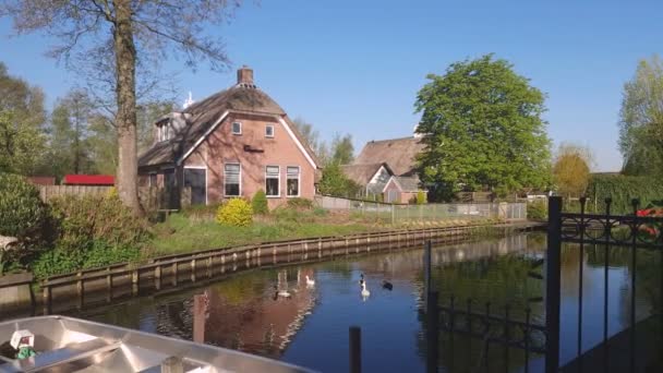 Eine kleine Bootsstation in einem kleinen Dorf. kleine Boote, die auf dem Steg stehen. Boote durch die Kanäle Hollands zu bewegen — Stockvideo