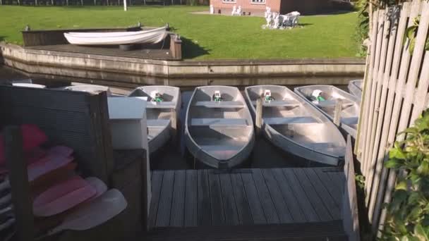 Una pequeña estación de botes en un pequeño pueblo. Barcos pequeños, de pie en el muelle. Barcos para moverse por los canales de Holanda — Vídeos de Stock