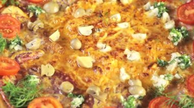 Lezzetli taze pişmiş İtalyan pizza, yakın çekim, dönen bir platform üzerinde dönüyor