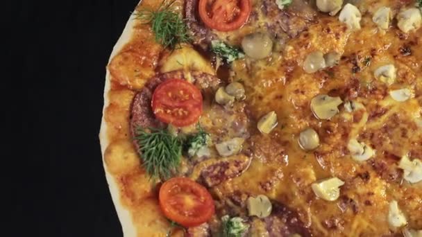 Deliciosa pizza italiana recém-assada, close-up, que está girando em uma plataforma rotativa — Vídeo de Stock