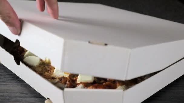 Abrir una caja de papel con un primer plano de pizza recién cocinada — Vídeos de Stock