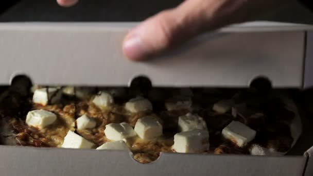 Abrindo uma caixa de papel com closeup de pizza recém-cozida — Vídeo de Stock
