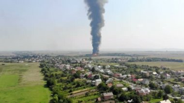 Quadcopter'dan Büyük ateş manzarasının havadan görünümü. Siyah duman gökyüzüne yükselir. Şehrin eteklerinde yangın
