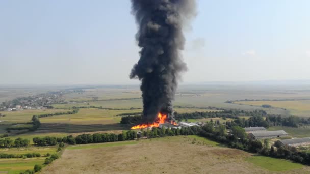 Flygfoto av stor eldutsikt från Quadcopter. Svart rök stiger högt upp i himlen. Brand i utkanten av staden — Stockvideo