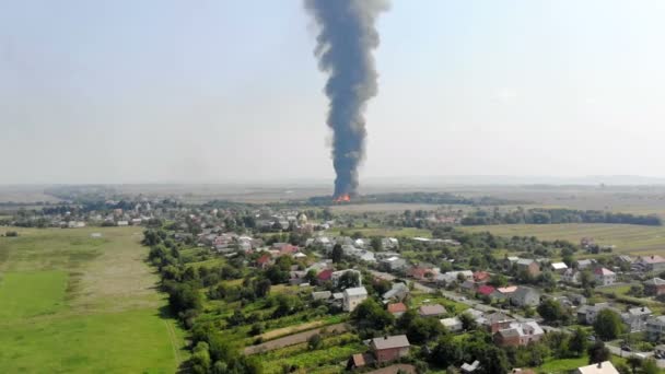 クワッドコプターからの巨大な火災ビューの航空写真。黒い煙が空高く上がる。都市の郊外で火災 — ストック動画