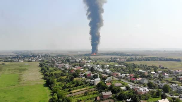 Luchtfoto van het enorme VUURZICHT vanaf de quadrocopter. Zwarte rook stijgt hoog in de lucht. Brand aan de rand van de stad — Stockvideo