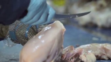 Kubny'nin şirketteki planı çalışanı tavuk deboning harcıyor. Tavuk parçalarını keser. Kaburgaile tavuk göğüsleri uyluk ayrılır. Tavuk paylaşmak El closeup