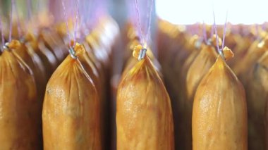 Üretimde raflarda saklanan bitmiş sosis toplu.