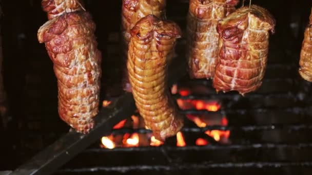 Nahaufnahme von Scheiben mit frischem Schinkenfleisch, das im Ofen auf Holz geräuchert wird. Gesundes Essen auf Brennholz im Ofen — Stockvideo