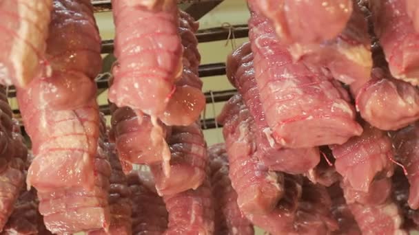 Pezzi di carne cruda legati con filo alimentare, che vengono preparati per la cottura in forni industriali — Video Stock