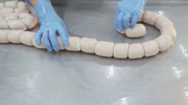 Sosis ve sosis üretim hattı. Manuel bağlantı sosis işçiler