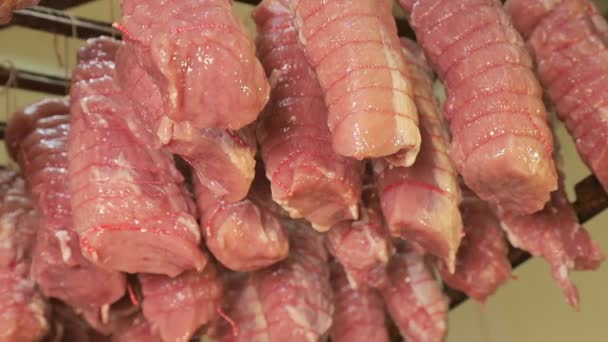 Pezzi di carne cruda legati con filo alimentare, che vengono preparati per la cottura in forni industriali — Video Stock