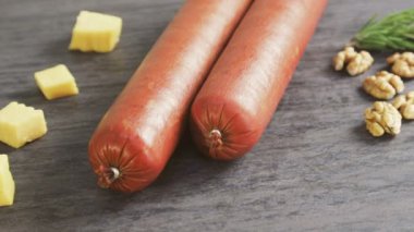 Bitmiş ürünler sosis fabrikası olarak sosis ve peynir ve fındık parçaları iki sopa.