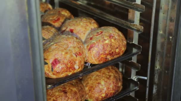 Frissen sült kenyér, amely fekszik a polcokon a sütőben. Késztermék — Stock videók