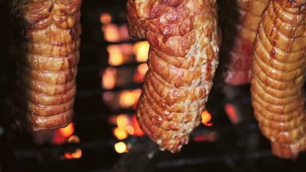 Close-up van sneetjes vers Ham vlees, dat in de oven op hout wordt gerookt. Gezond voedsel op brandhout in de oven — Stockvideo