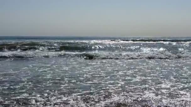 A maré chega ao fim da costa. Nível de água do mar subindo lentamente na maré de entrada, ondas cobrindo a areia dourada tomando conta da praia — Vídeo de Stock