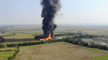 Hava manzaralı siyah duman gökyüzüne yükseliyor. Şehrin dışında yangın var. Çevre felaketi. Havaya zararlı maddelerin salınımı.