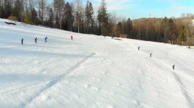 Grup turistleri üzerinde uçan lignic, Zahod 'da Sonts Katayutsya lijah' ta teker teker.
