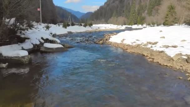 在冬季的群山中，低空飞过河流。 冬季喀尔巴阡山乌克兰 — 图库视频影像