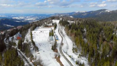 Hava manzaralı Biatlon. Dağlarda kış sporları. Ukrayna Karpatlarında kros kayağı
