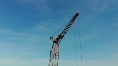 Mavi gökyüzü ve güneş arka planda iki inşaat vinçler, hangi inşaat vinç arkasında gizleme kamera parlar