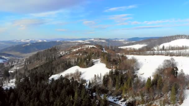 Légi kilátás panoráma mesés hegyek télen egy napsütéses napon. Kék ég és gyönyörű hegyek télen. — Stock videók