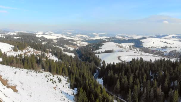 Légi kilátás panoráma mesés hegyek télen egy napsütéses napon. Kék ég és gyönyörű hegyek télen. — Stock videók