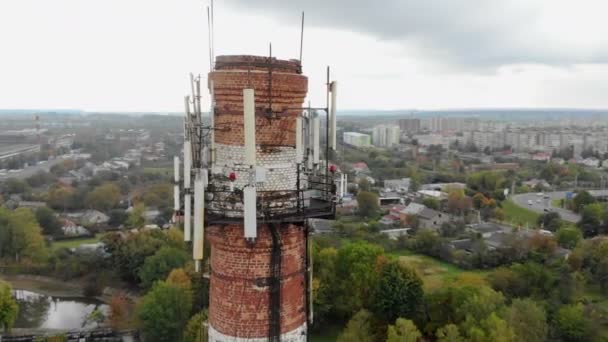 Trba-anläggningen, som sänder antenner. Flyger runt röret quadcopter. — Stockvideo