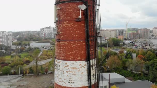 Trba roślin, które są anteny nadawcze. Latanie wokół tubowego quadcoptera. — Wideo stockowe