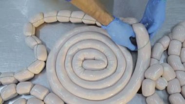 Sosis ve sosis üretim hattı. Manuel bağlantı sosis işçiler