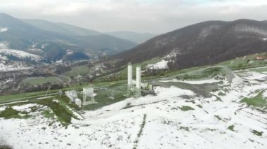 Kışın dağlarda bulunan hava manzaralı kömür dağıtım istasyonu