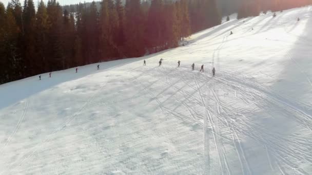 Grup turistleri üzerinde uçan lignic, Zahod 'da Sonts Katayutsya lijah' ta teker teker. — Stok video